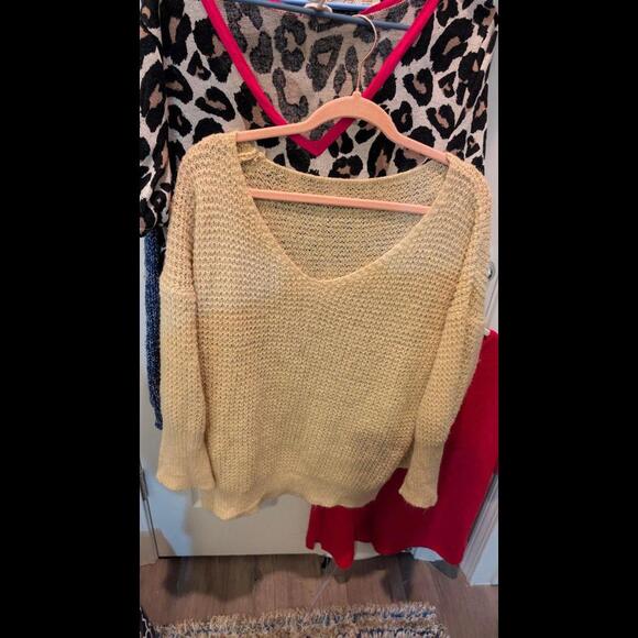 Assorted Women's Tops - Casual and Stylish Mix - Picture 7 of 9